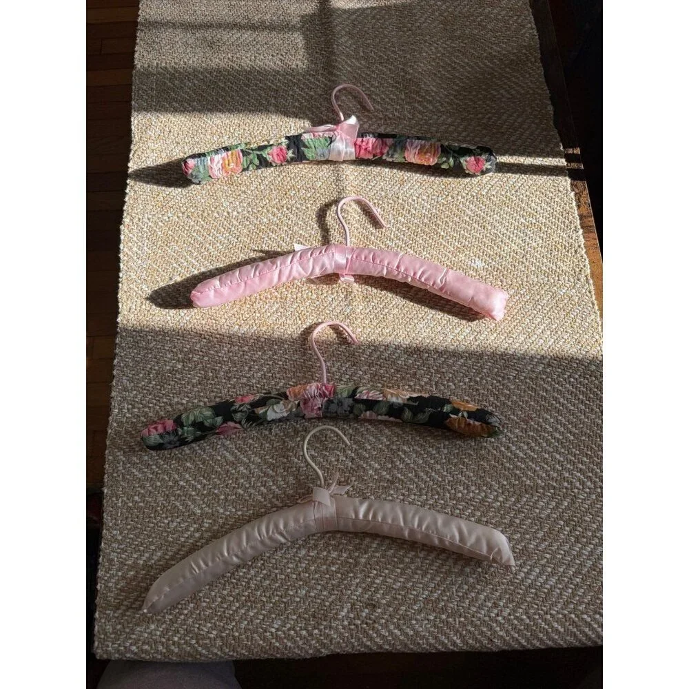 Set a four vintage cloth hangers